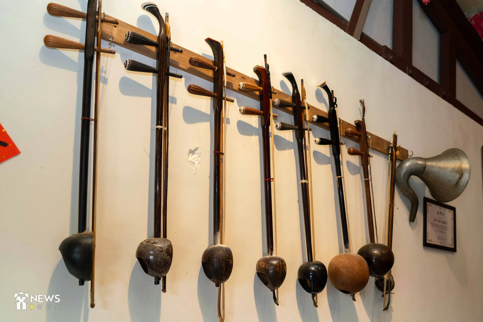 樂器牆展示客家八音常用的傳統樂器,八音源自「金、石、絲、竹、匏、土、革、木」。李台源攝