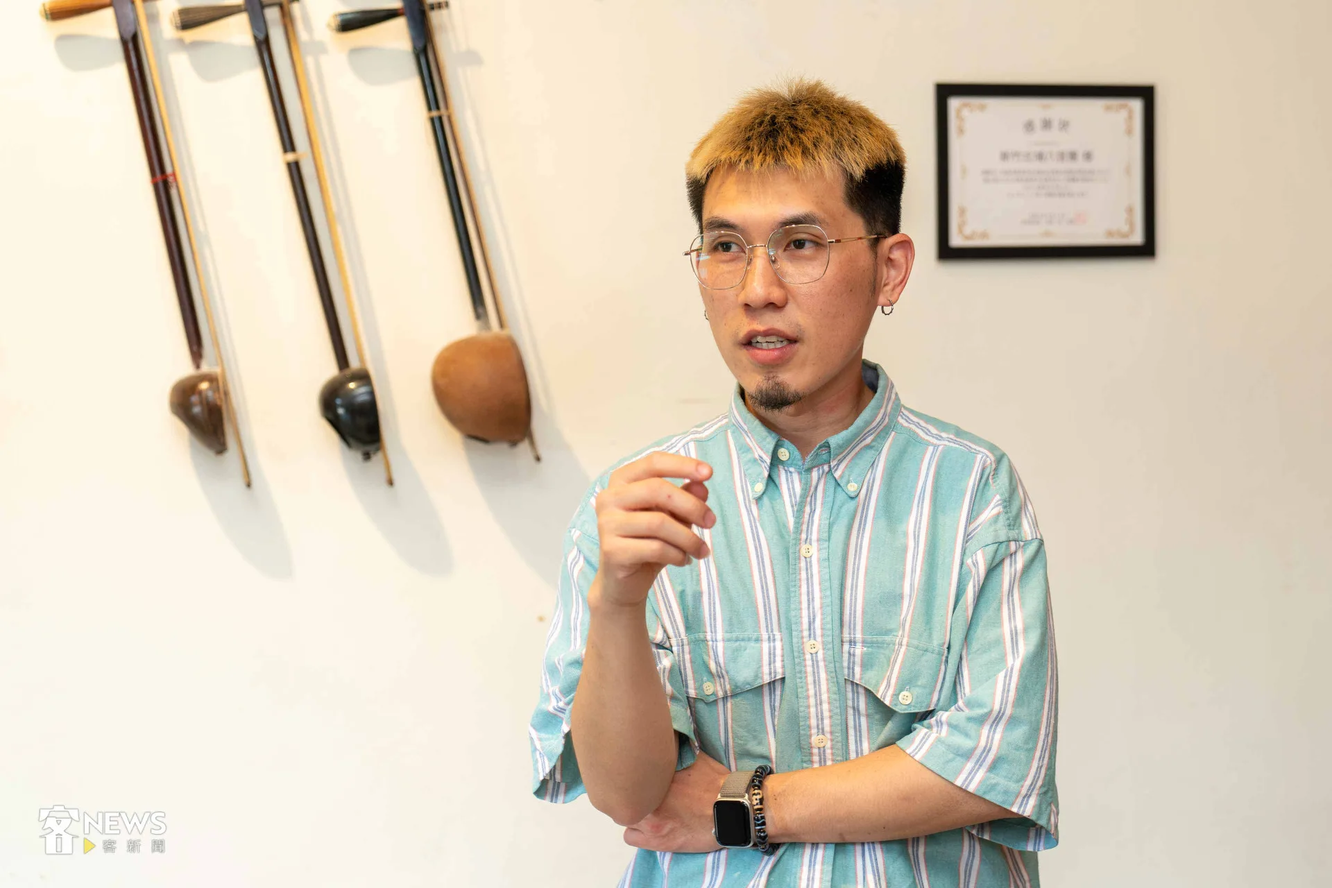 新竹北埔八音團最年輕的團長佐京,詳細介紹客家八音的技術。李台源攝