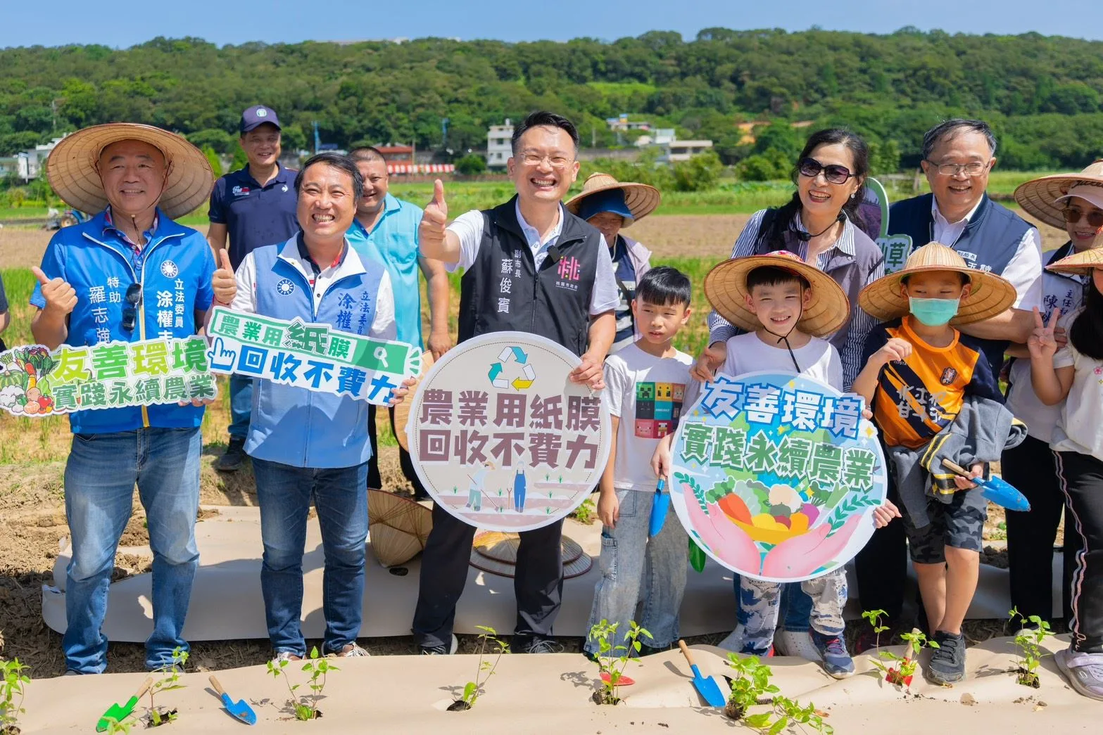 桃園市政府農業局與楊梅區農會率全國之先，攜手臺大農碳中心教授團隊推廣環保種植技術，以紙膜取代傳統塑膠農膜種植仙草。桃園市政府提供