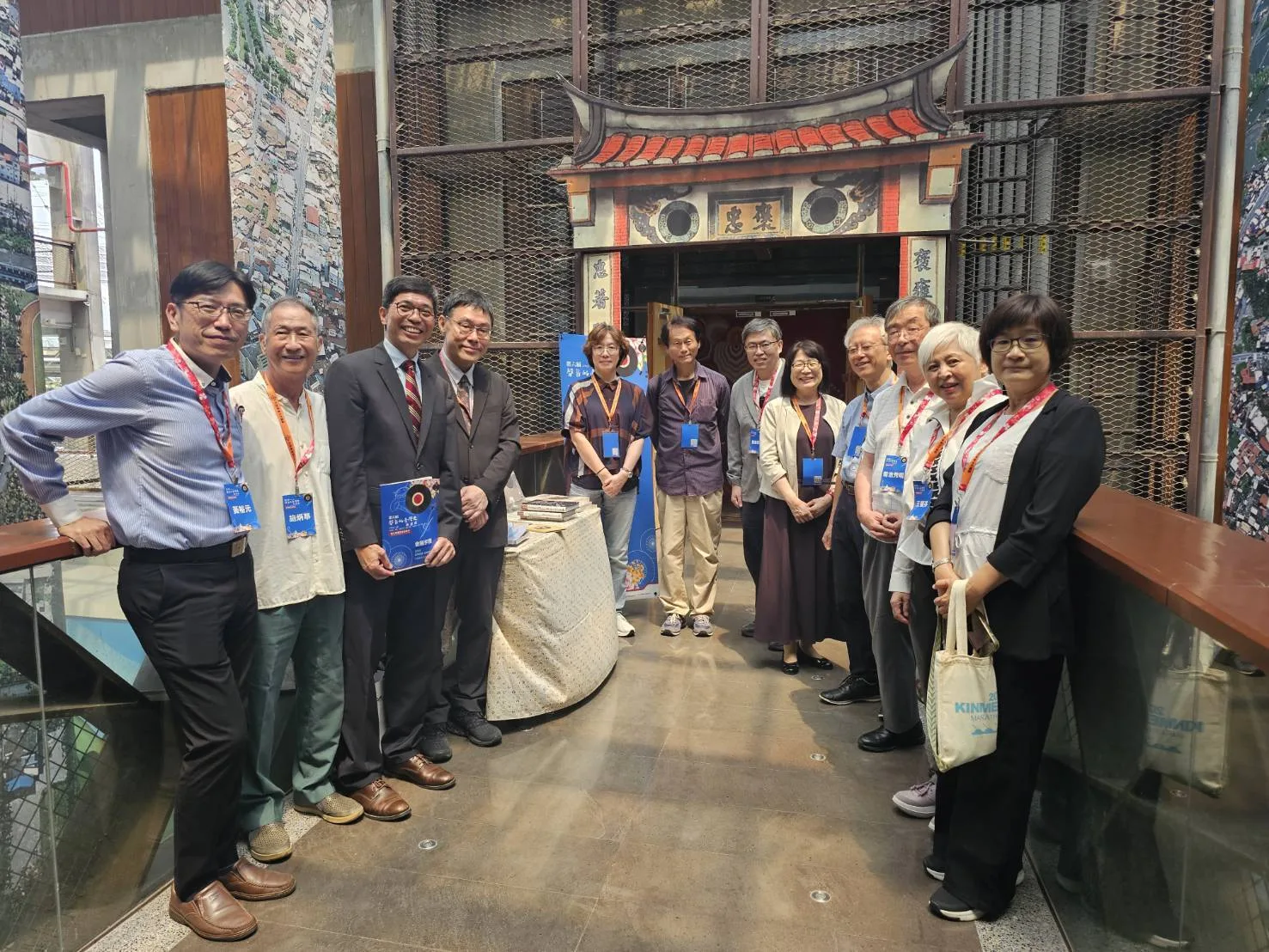 第六屆「聲音的臺灣史研討會」首度移師六堆園區舉辦,由與會學者合影(左起王裕元副研究員、施炳華教授、何金樑主任、張隆志館長、張維瑛副研究員、顏上晴教授、陳怡宏研究員、劉麟玉教授、福岡正太副館長、菊池秀明教授、王櫻芬教授)