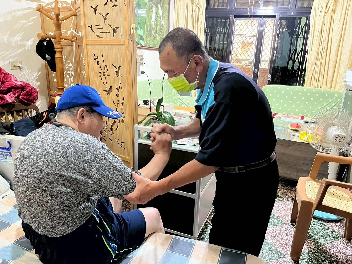 新竹縣績優長照服務人員黃明雄(右)投入居家服務已13年。新竹縣政府提供