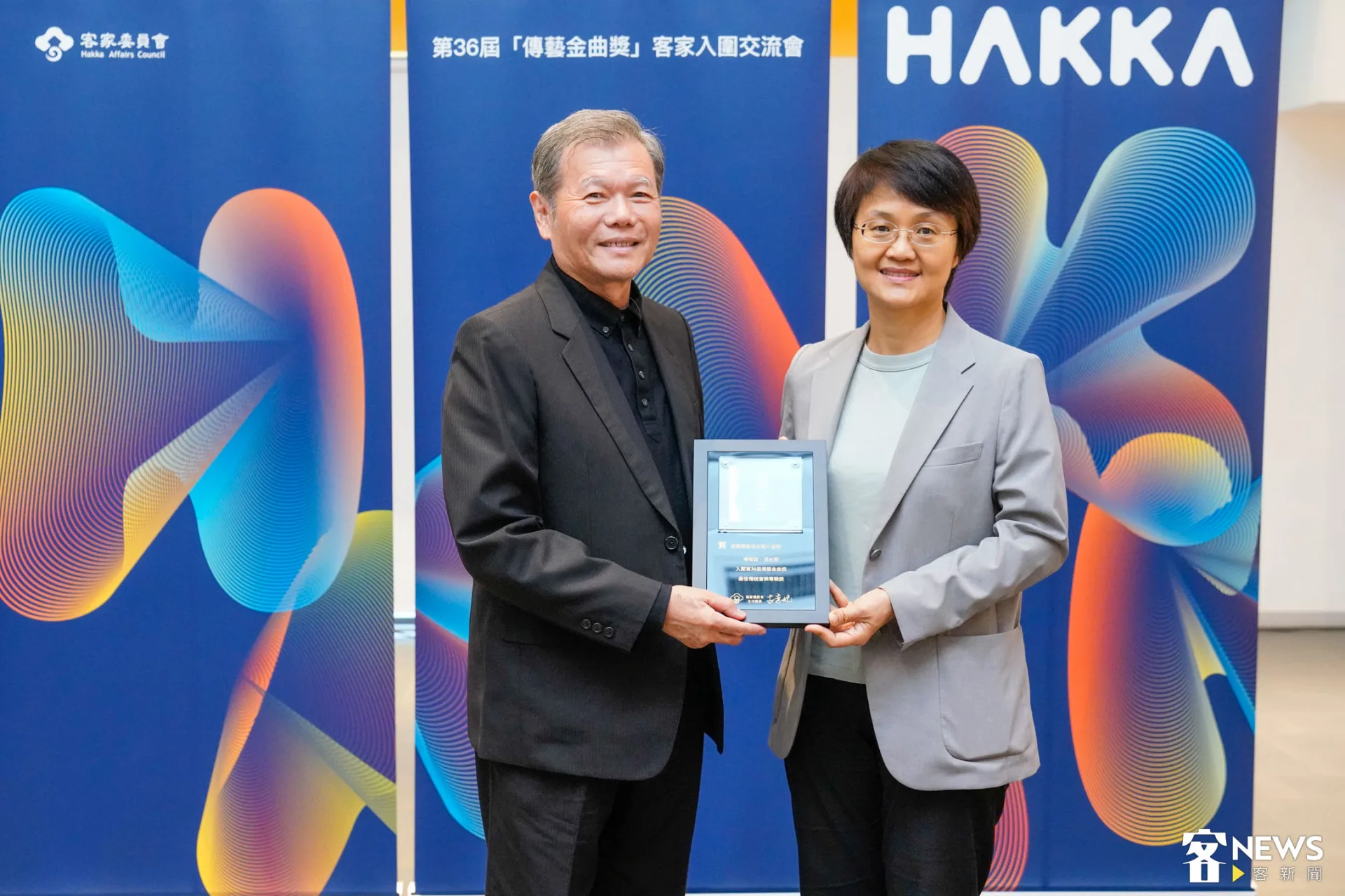 古秀妃頒發傳藝金曲獎入圍證書予榮興客家採茶劇團藝術總監鄭榮興。朱愷元攝