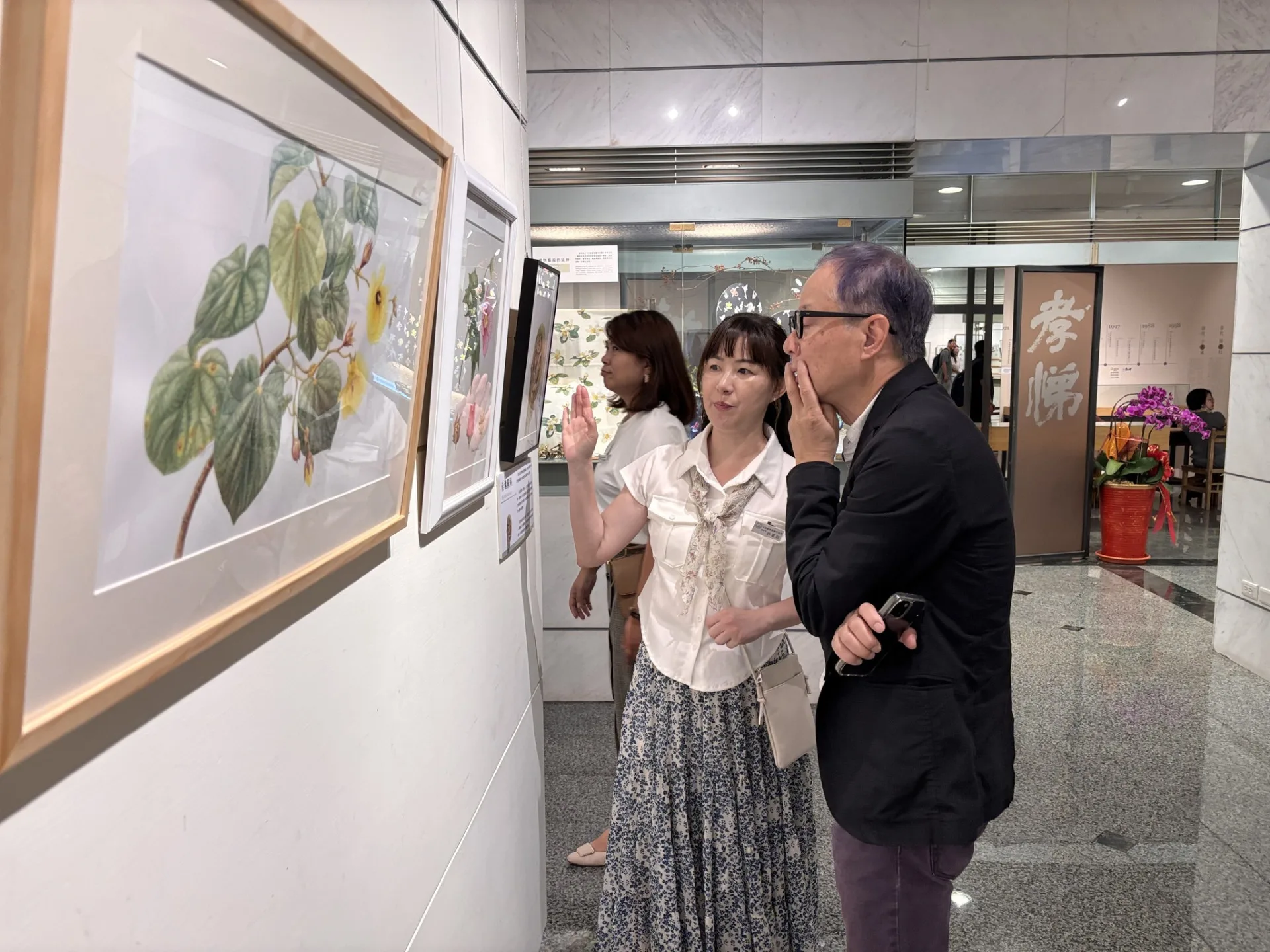 參展藝術家許薏茹於成美藝廊介紹創作品。翻攝臉書