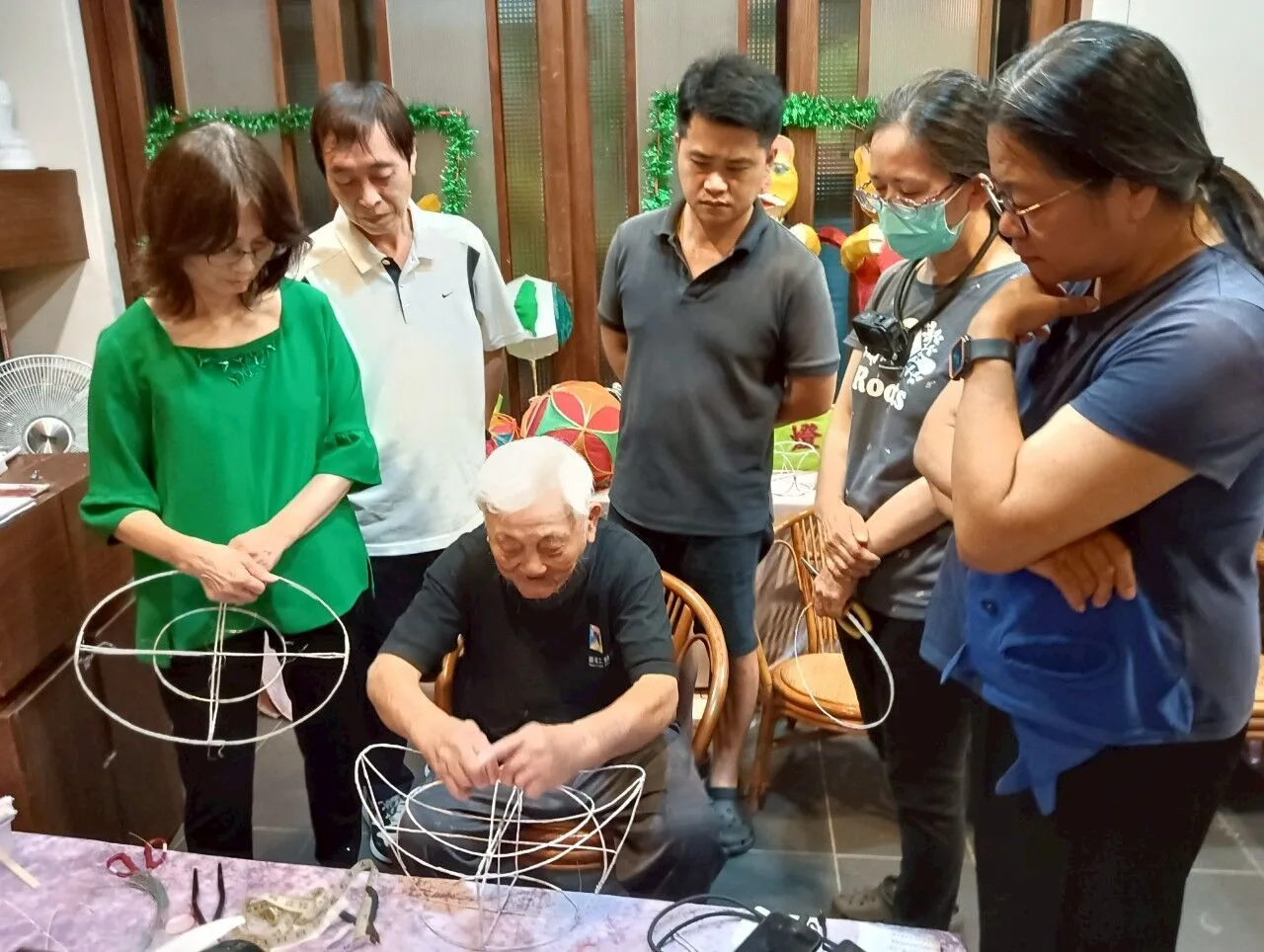 蕭在淦藝師講解元寶燈製作技巧。新竹市政府提供
