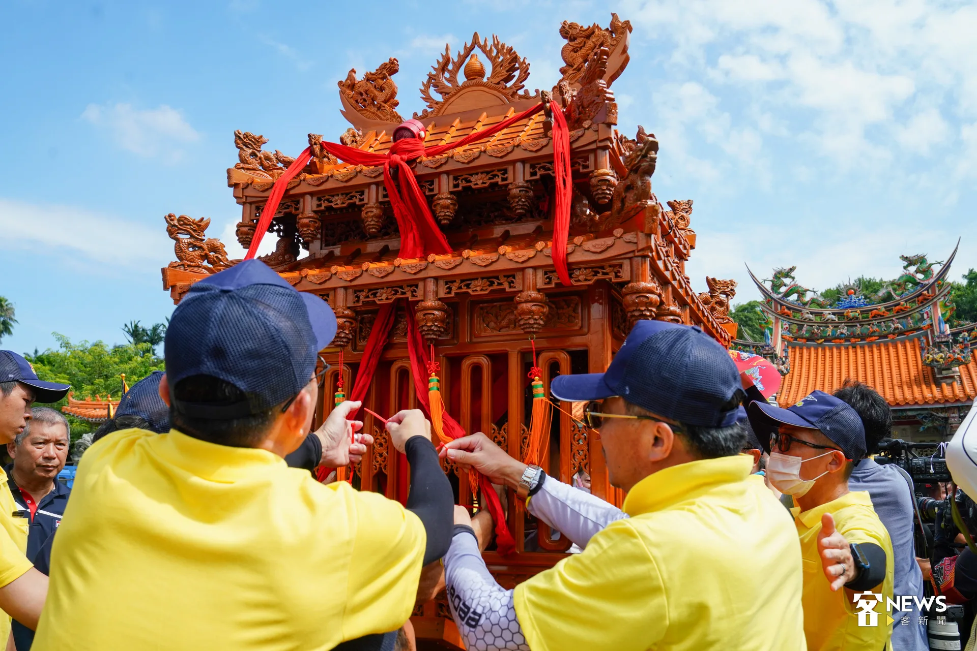 轎班將義民爺固定在神轎上。洪藝晅攝