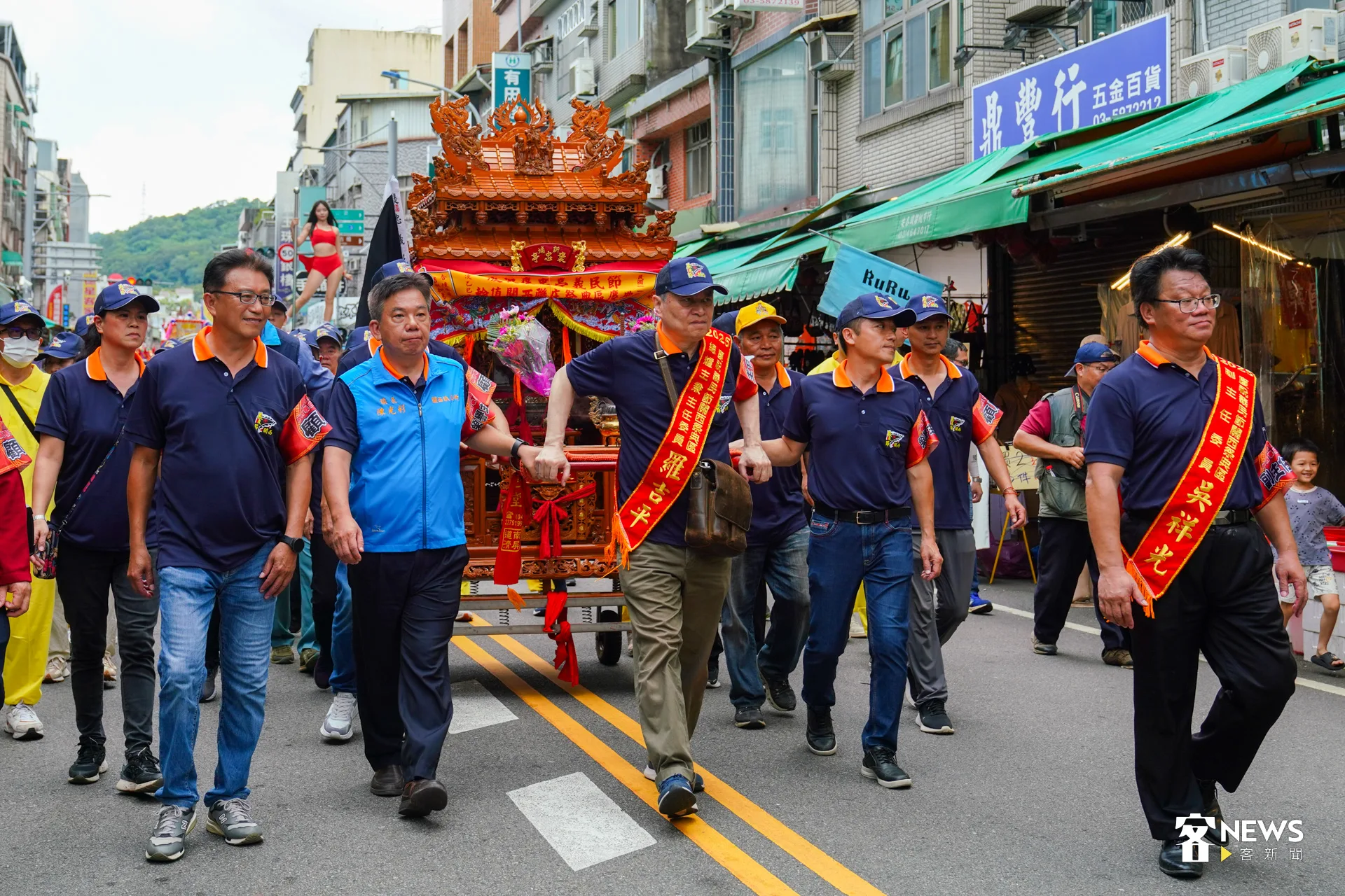轎班從關西鎮公所途經關西市場，最終抵達太和宮。洪藝晅攝