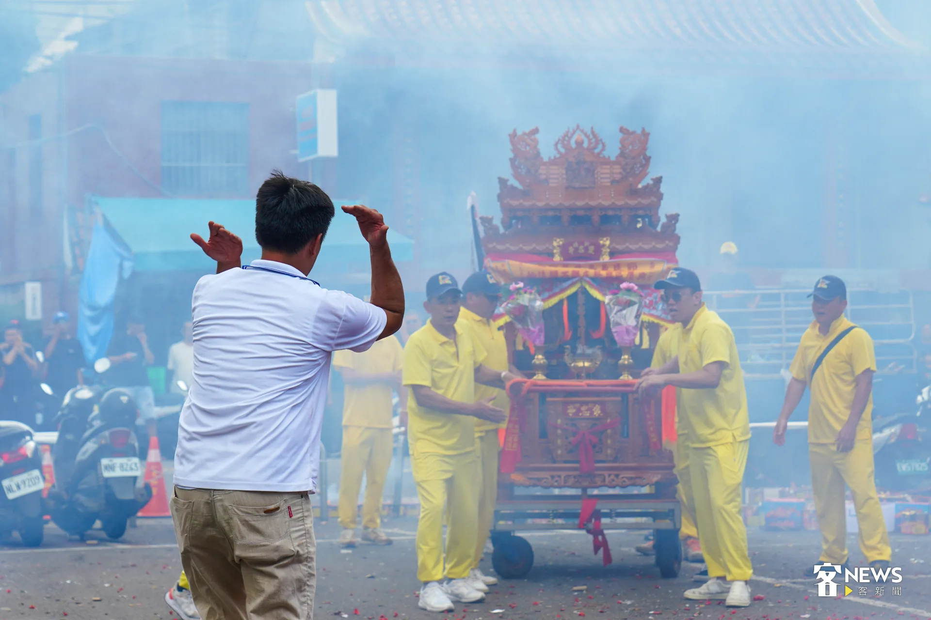 義民爺神轎在彩煙與鞭炮之中抵達太和宮。洪藝晅攝