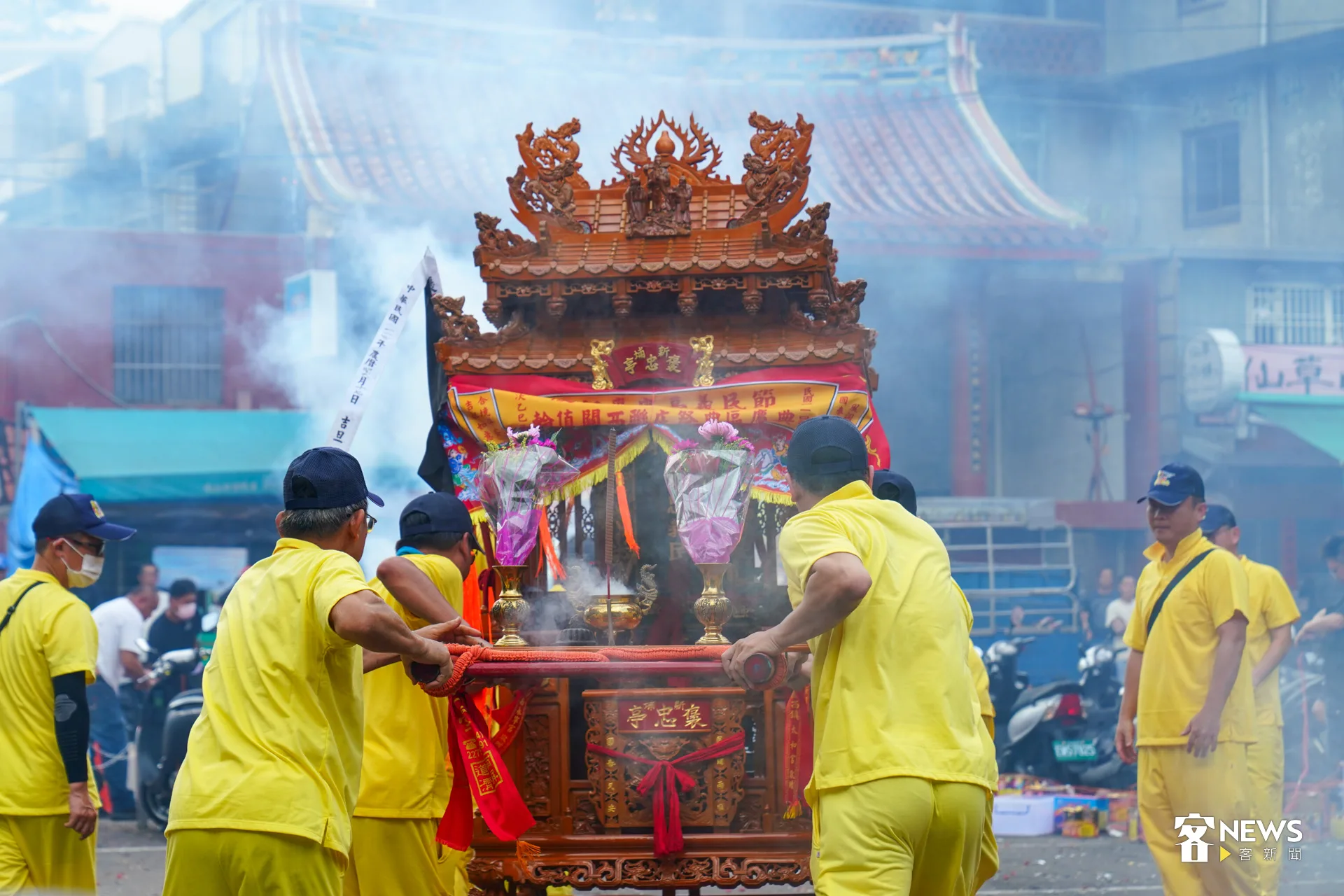 義民爺神轎在太和宮前三進三出。洪藝晅攝