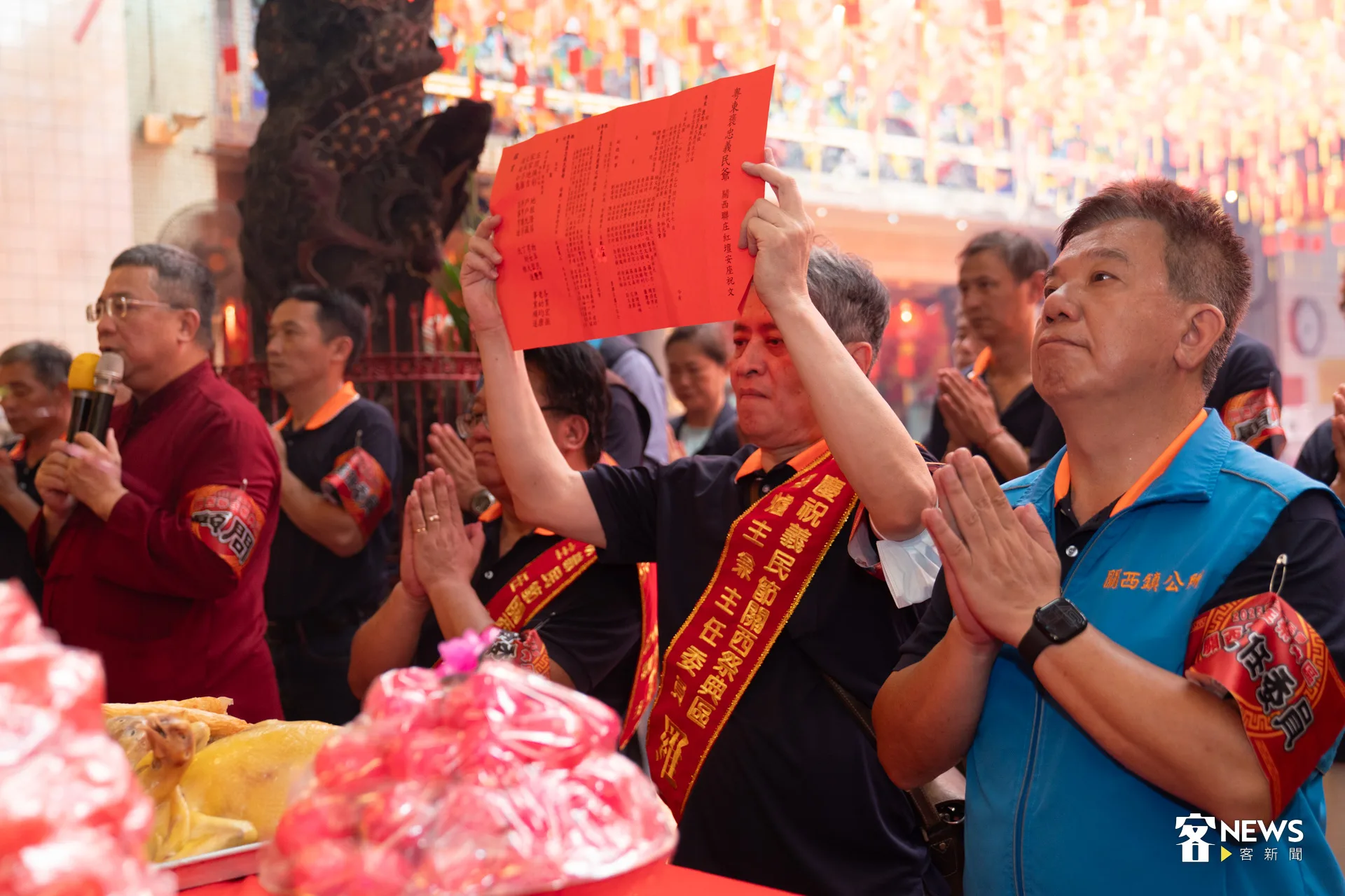 關西聯庄總爐主羅吉平帶領信眾祭祀義民爺。李台源攝