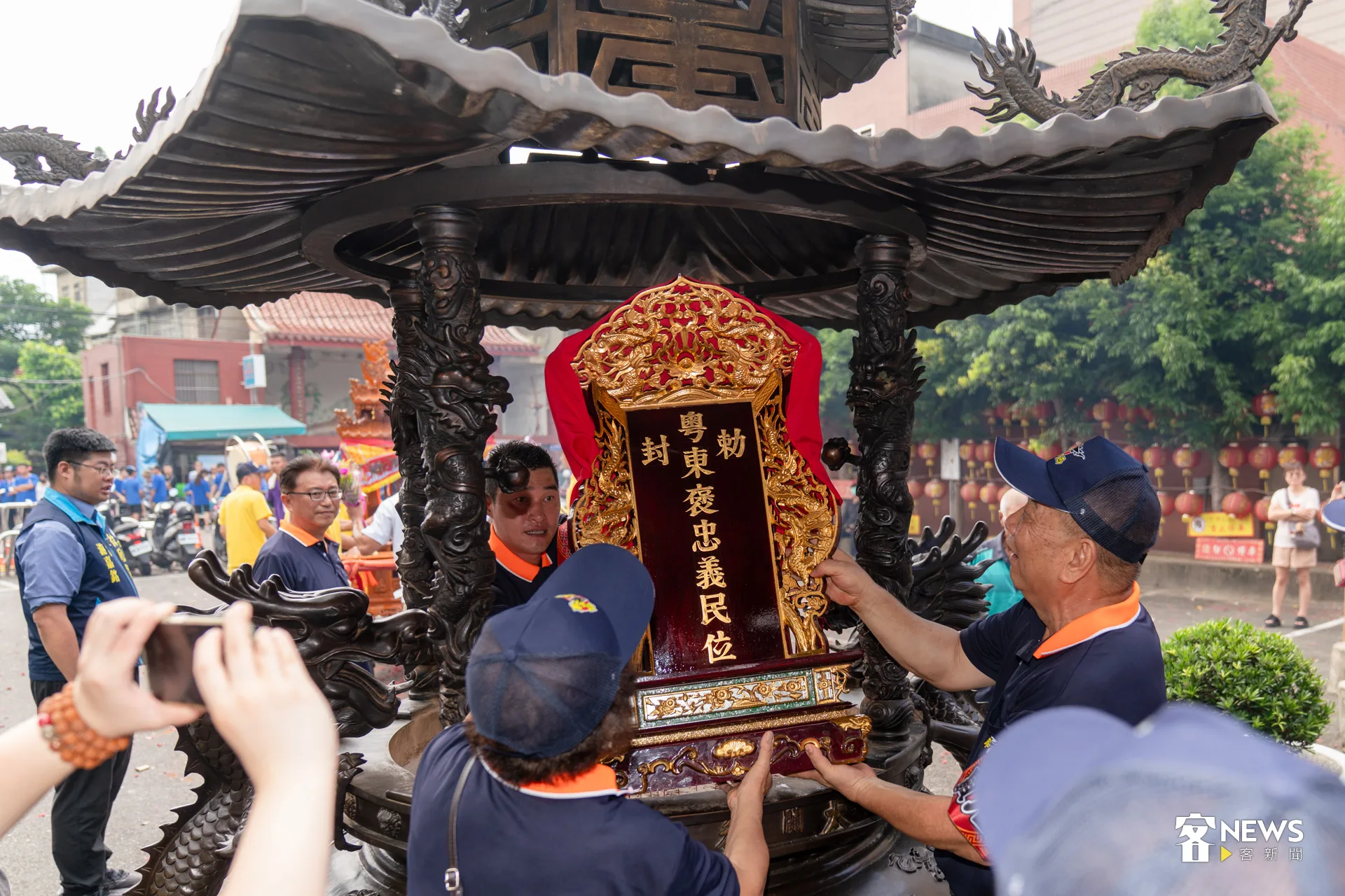 義民爺牌位穿過太和宮前的天公爐。李台源攝