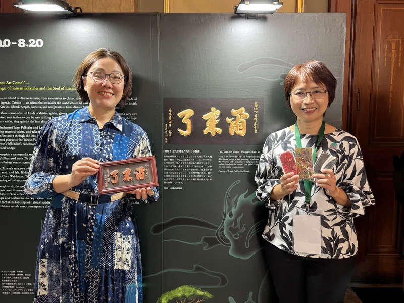 文化部政務次長王時思（左）表示，展場宛如魔幻空間，把神靈、妖魔與神獸帶入古典場域；國立台灣文學館館長陳瑩芳（右）盼透過文學展促進台日共感，展現台灣多元包容文學風貌。中央社
