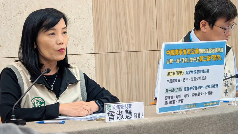 疾管署發言人曾淑慧（左）10日表示，屈公病絕對不是網路上所謠傳會人傳人，而是病媒蚊傳播疾病。中央社