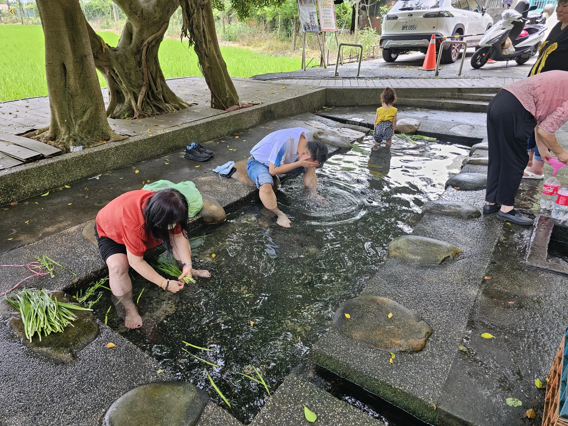 霄裡的「浣衣池」至今仍然是在地人的重要生活場域。桃園市客家事務局提供