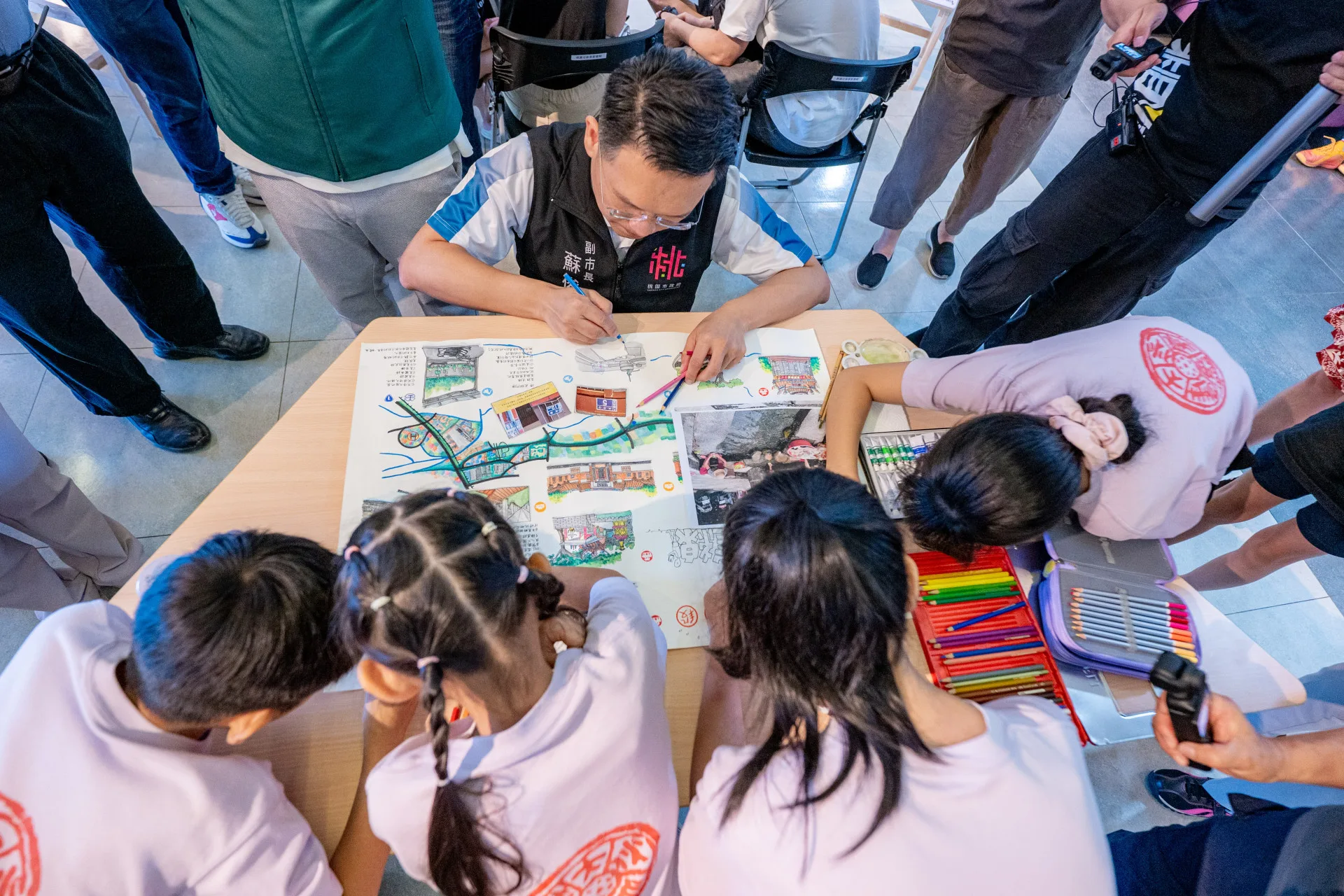 桃園北區客家會館舉辦「八德崖線生活廊帶展」，小朋友手繪崖線剖面圖。桃園市客家事務局提供
