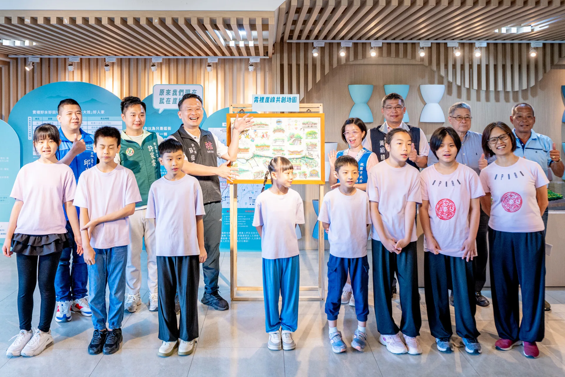 桃園北區客家會館日前舉辦「八德崖線生活廊帶展活動」，吸引眾多親子到場觀展。桃園市客家事務局提供