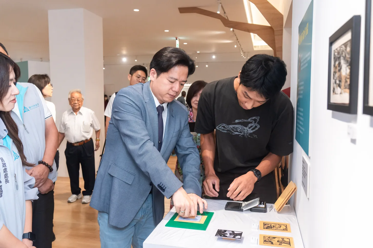 新竹市代理市長邱臣遠(圖)參展體驗客家文化。新竹市政府提供