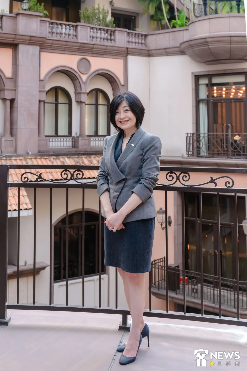 李佳燕身著剪裁俐落的套裝,踩著高跟鞋。她笑說,每天都要在飯店走近萬步。朱愷元攝