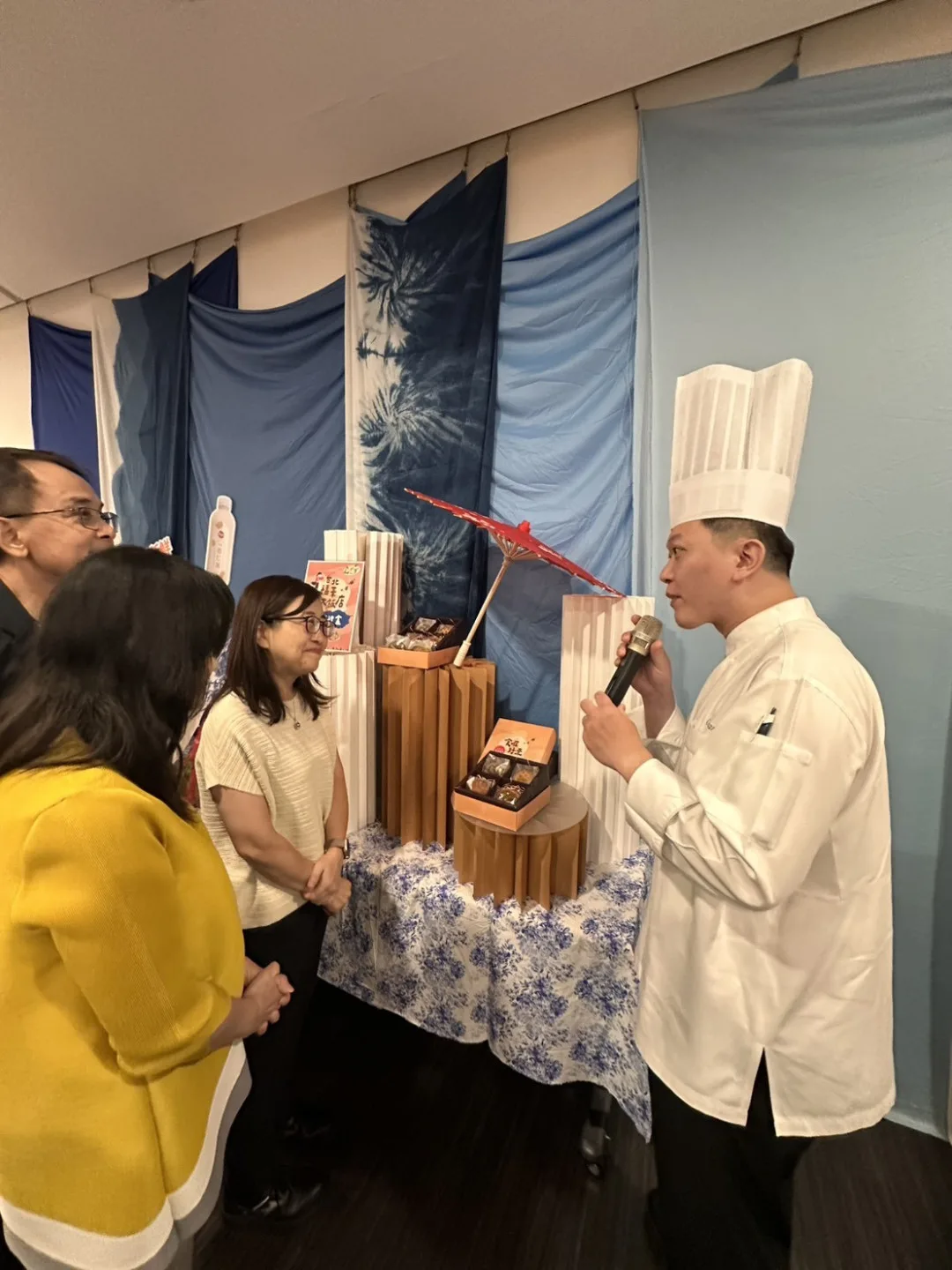 台北福華大飯店向北市副市長林奕華介紹合作禮盒。臺北市政府客家事務委員會提供
