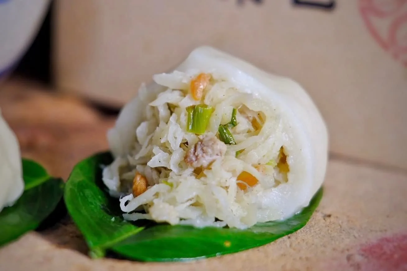 白蘿蔔絲菜包餡料包括白蘿蔔、蝦米、豬絞肉,以自製的溫體豬油一同炒香,鹹香滋味令人難忘。翻攝自 鄒記菜包臉書