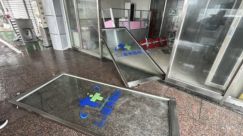 颱風楊柳13日直撲台東，衛福部台東醫院急診室大門遭吹落，風雨灌入醫院內。中央社
