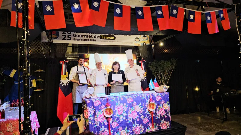 台灣大廚及駐阿代表致贈感謝狀予阿根廷飯店廚師。中央社