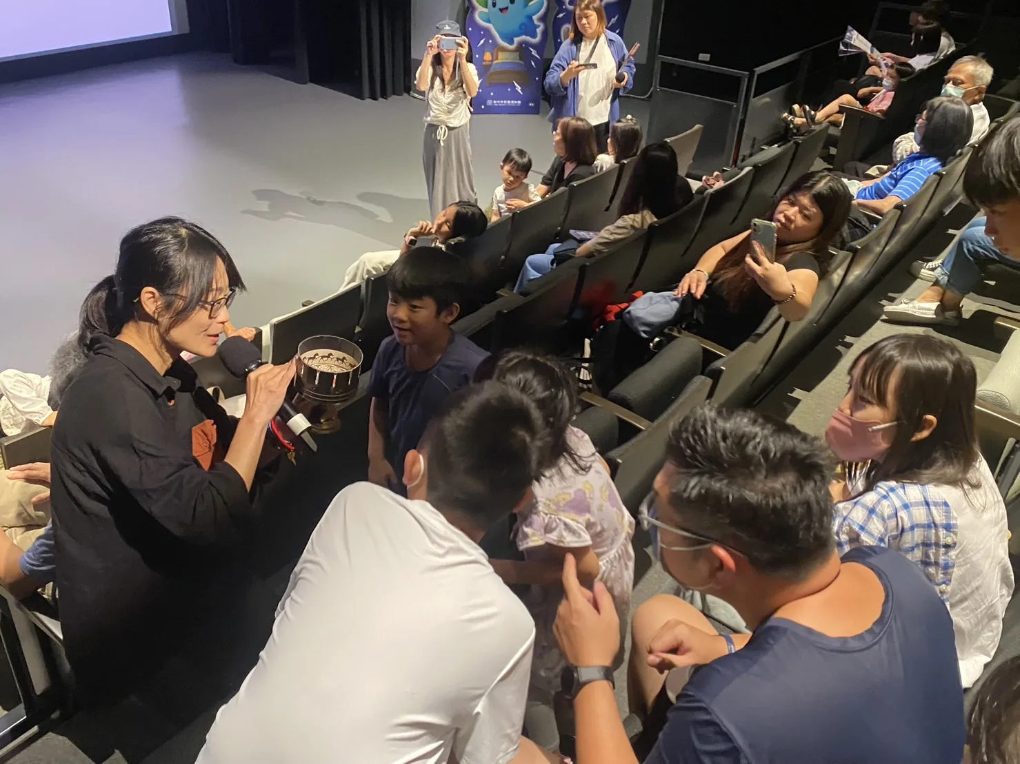 張淑滿老師透過映後座談激發孩童對影像生成的興趣。新竹市政府提供