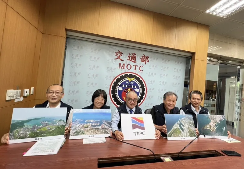 台灣港務公司在蘇澳港辦理波浪發電試驗場域招租案。基隆港務分公司主秘林健明(左1)15日說,這是全台首度釋出商港區域供離岸式波浪發電試驗。中央社