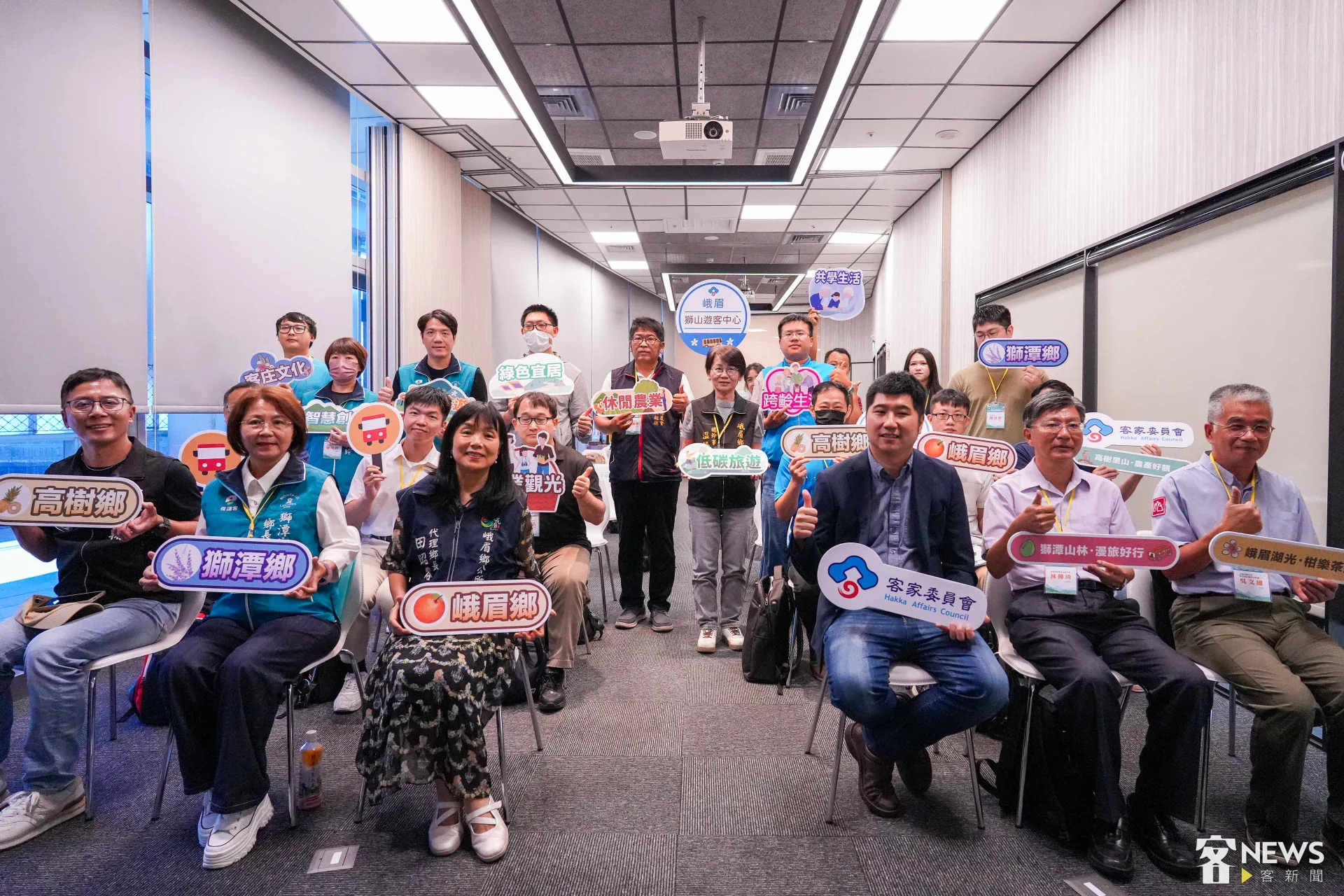 客家委員會今天（15日）在新竹舉辦「客庄社區經濟實驗鄉鎮試辦計畫」記者會，展示三處客庄實驗鄉鎮引入社區經濟的初步成果。蔡依璇攝