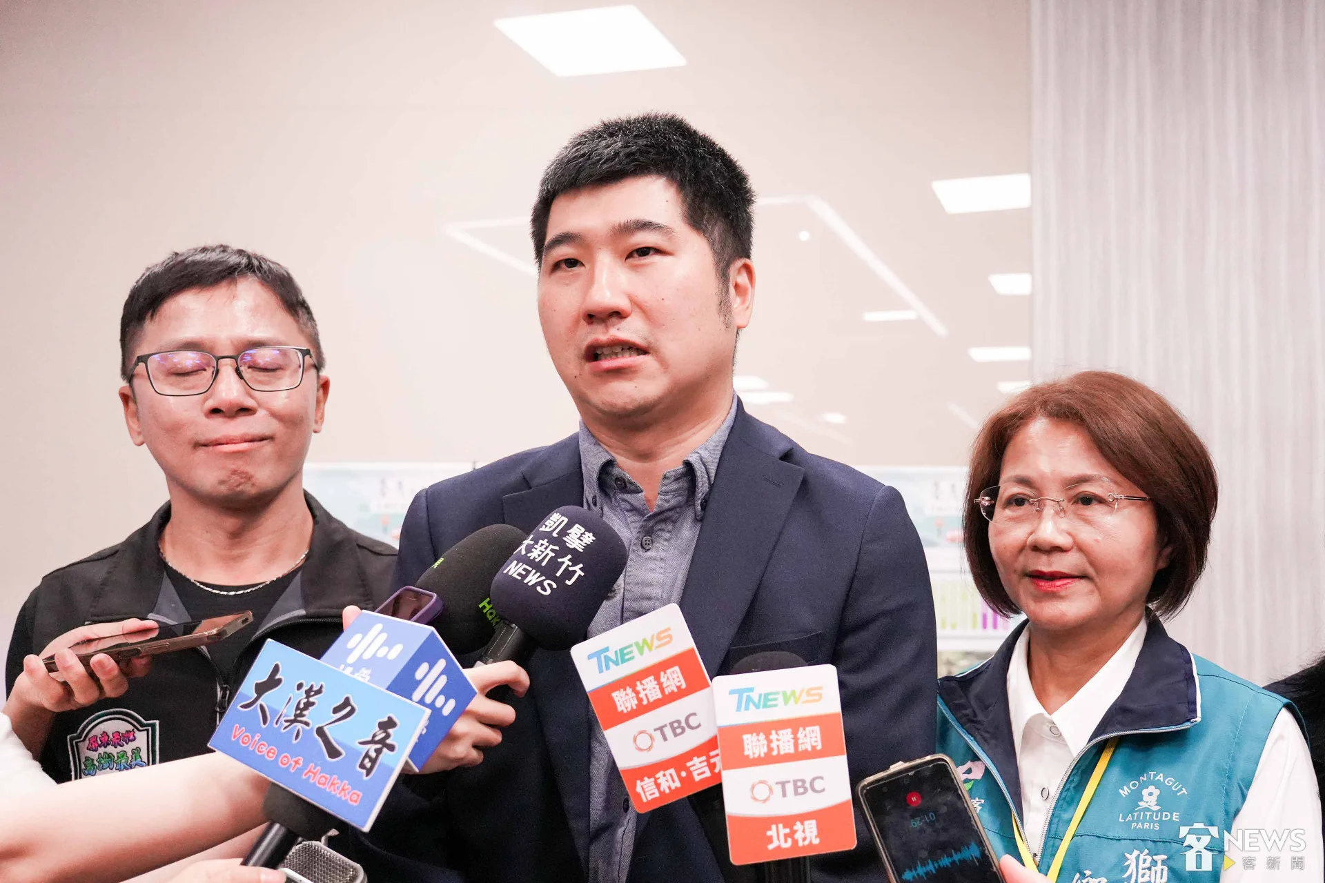 客委會副主委邱星崴（中）表示，客庄的下一步就是推出社區經濟，讓資源留在在地產業。右為苗栗縣獅潭鄉長劉淑能，左為屏東縣高樹鄉長梁正翰。蔡依璇攝