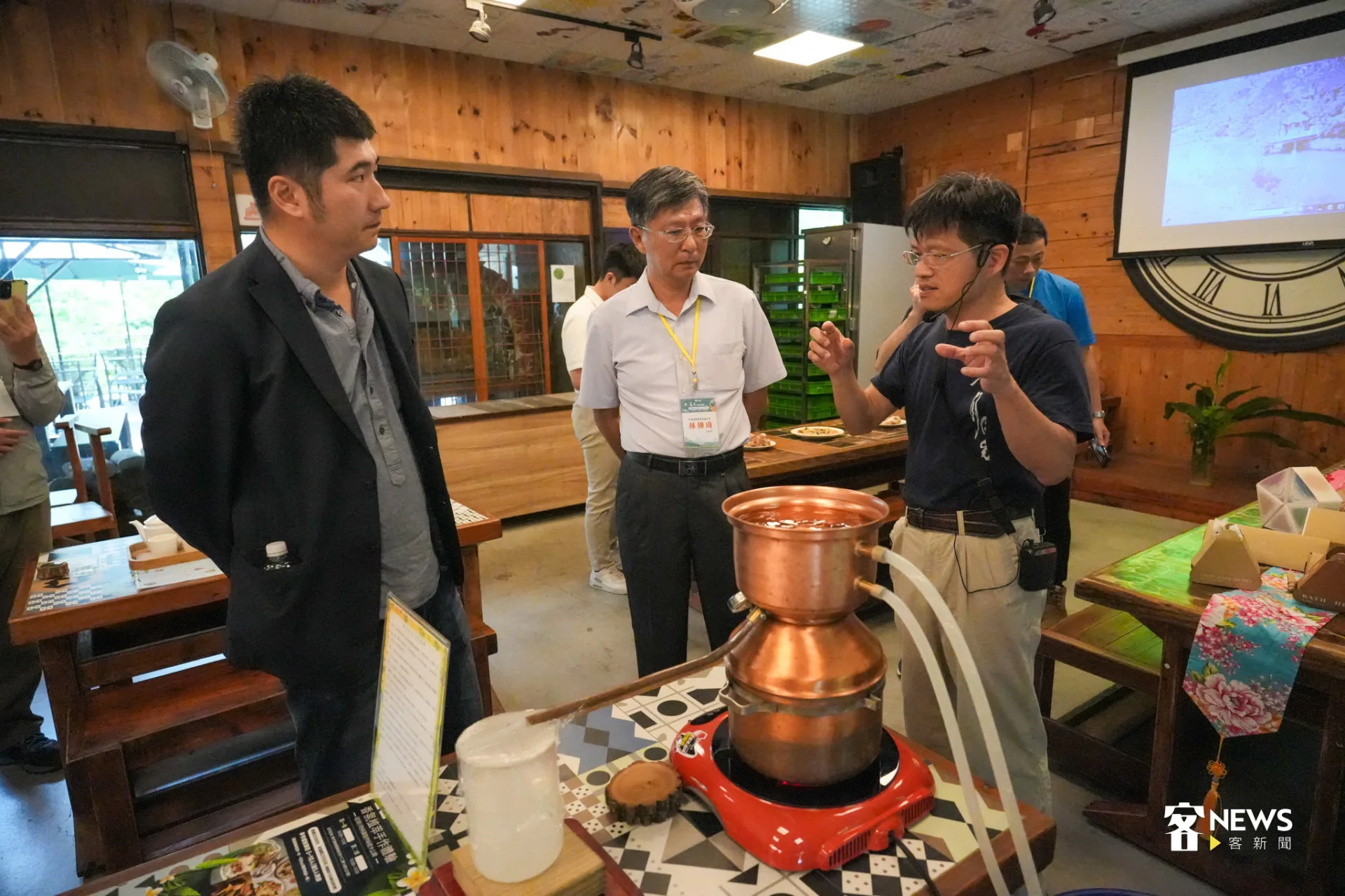 客委會副主委邱星崴聆聽沽月日光店家說明蒸餾土肉桂純露過程。蔡依璇攝