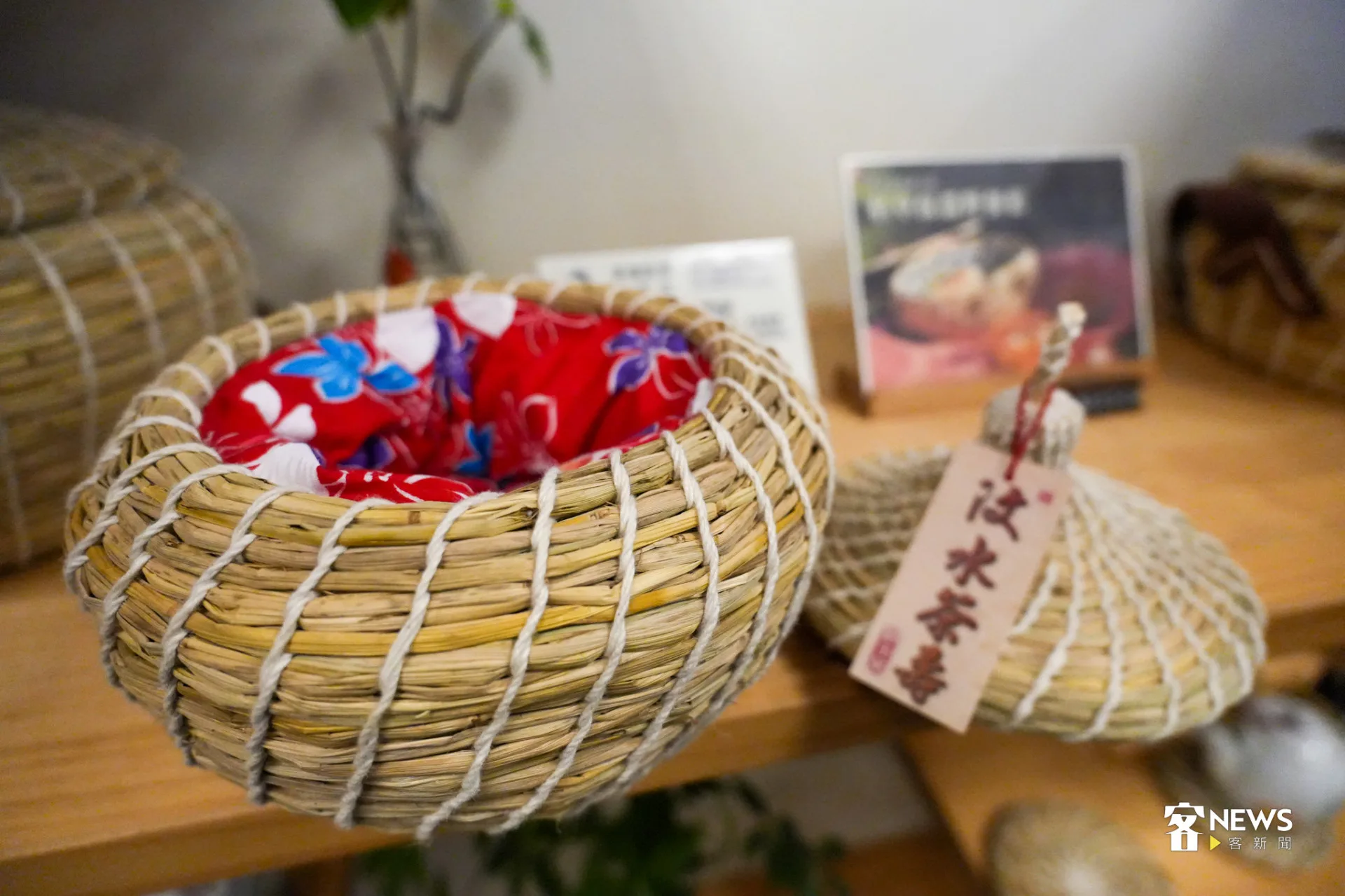 汶水老街上的茶壽店。茶壽是以稻草編織的工藝品，可將茶壺放入保溫。蔡依璇攝