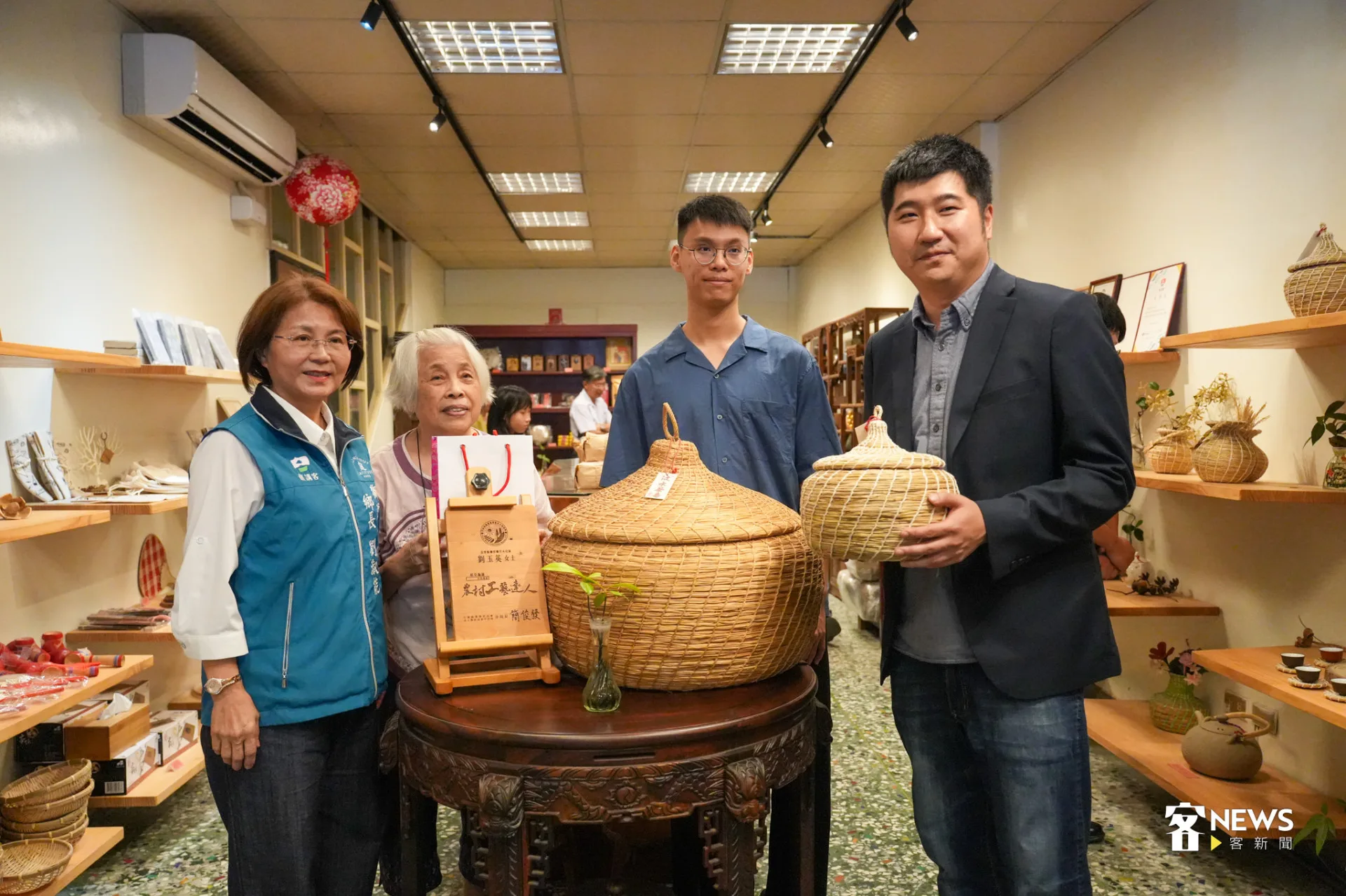 汶水茶壽店主劉玉英（左2）曾榮獲農村工藝達人。蔡依璇攝