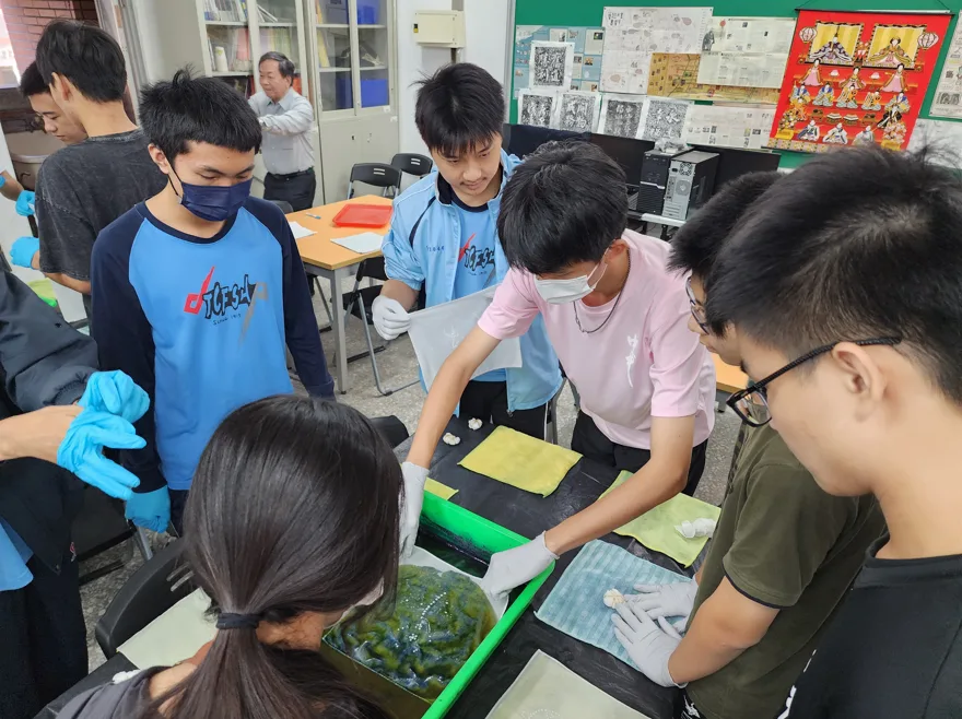 台中一中學生實作體驗藍染工藝,認識傳統客家之美。客委會提供