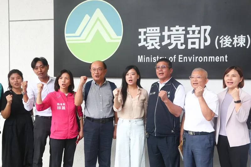 環境部20日舉行環境影響評估審查委員會,審查高鐵延伸宜蘭計畫環境影響評估報告,宜蘭縣前副縣長黃適超(左4)率在地民代及地方人士到場表達支持。中央社
