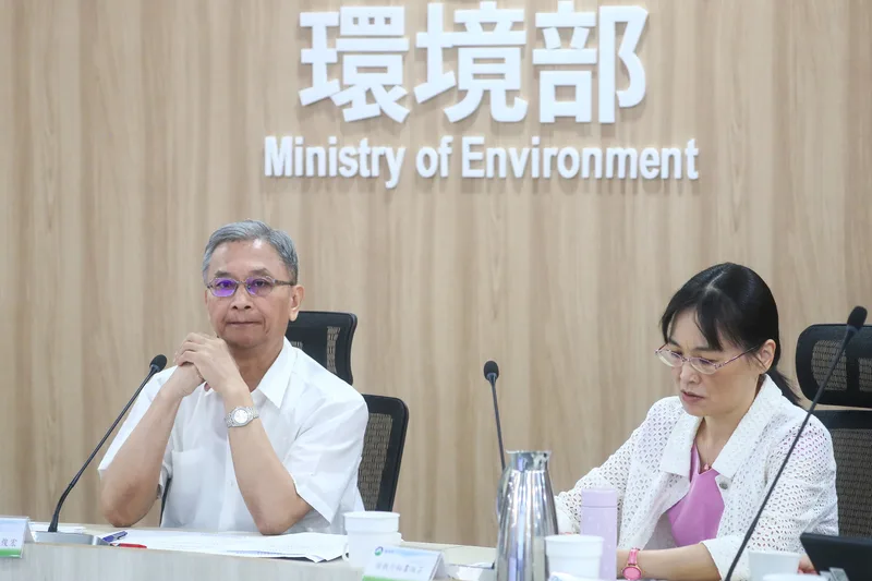 環境部20日舉行環境影響評估審查委員會審查高鐵延伸宜蘭計畫環境影響評估報告書,次長葉俊宏(左)主持。中央社