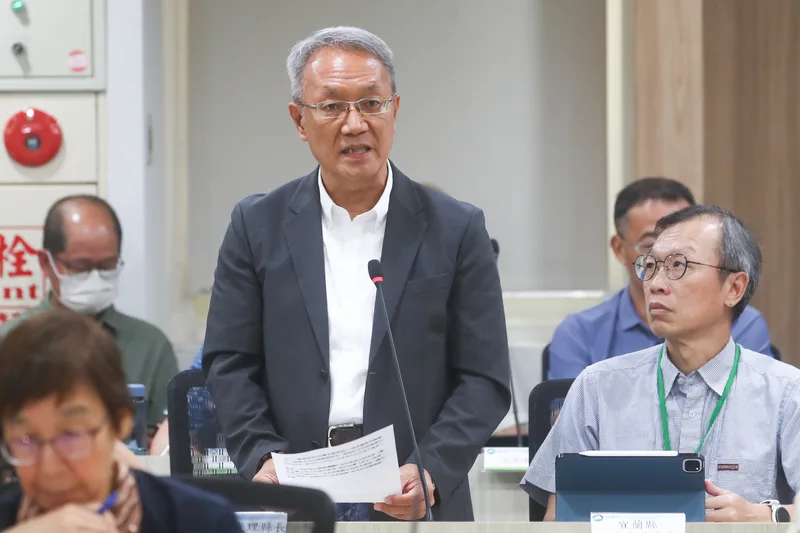環境部20日舉行環境影響評估審查委員會,審查「高鐵延伸宜蘭計畫環境影響評估報告書初稿」,宜蘭縣代理縣長林茂盛(中)出席發言。中央社