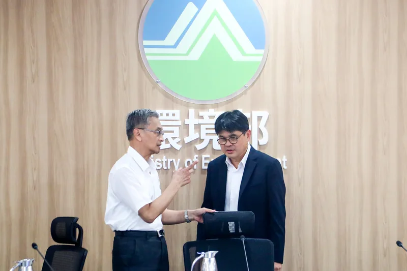 環境部環評大會20日審查高鐵延伸宜蘭案,本案補充修正後通過。圖為交通部鐵道局長楊正君(右)會後與主持會議的環境部次長葉俊宏(左)交換意見。中央社