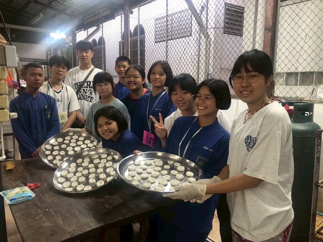 志工團成員準備客家點心牛搵水與泰國學生交流。翻攝自客家青年國際志工服務及海內外客家後生交流營臉書