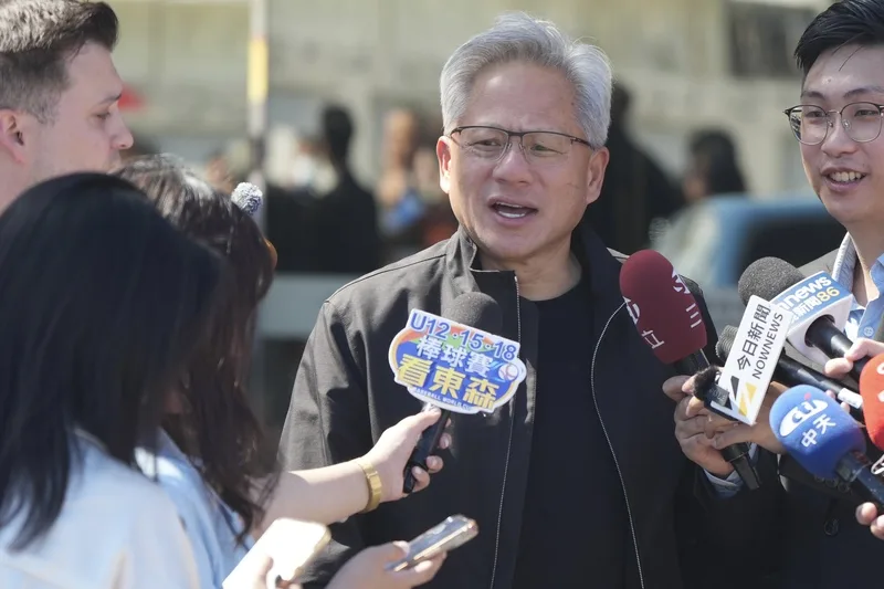 輝達（NVIDIA）執行長黃仁勳（中）22日上午再度到訪台灣，他在松山機場接受媒體訪問時表示，將與台積電高層會面。中央社
