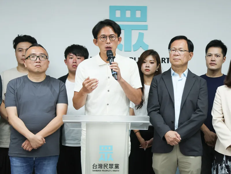 核三重啟公投與第2波立委罷免案23日投開票,台灣民眾黨主席黃國昌(前中)晚間於開票結果底定後,率黨務主管舉辦記者會,公開發表談話。中央社