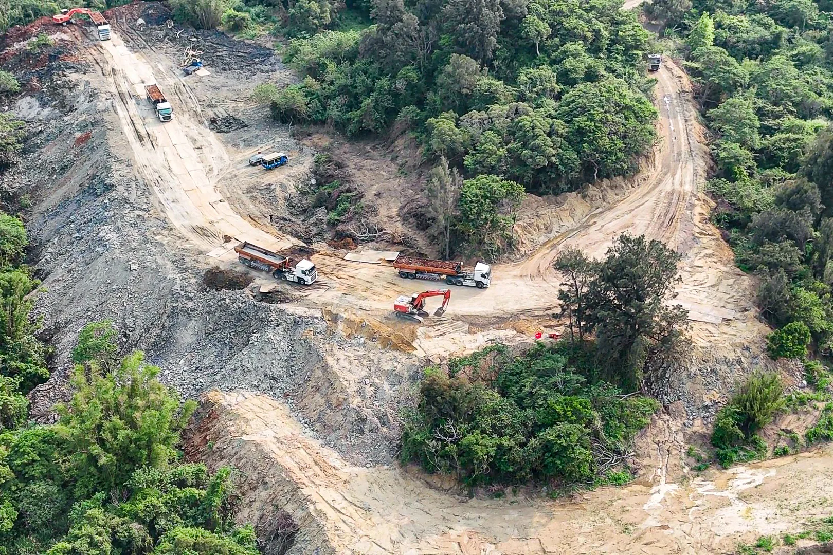 檢調指出,工地清運業者非法棄置大量廢土,面積約等同5座足球場大。苗栗地檢署提供
