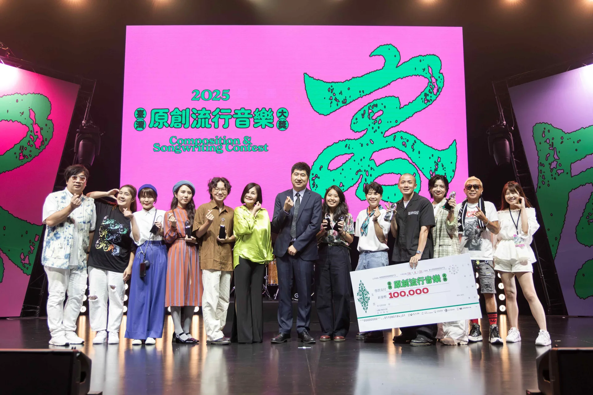 客家委員會副主任委員邱星崴(右7)、評審團總召集人官靈芝(左6)與客語組獲獎者及入圍者合影。