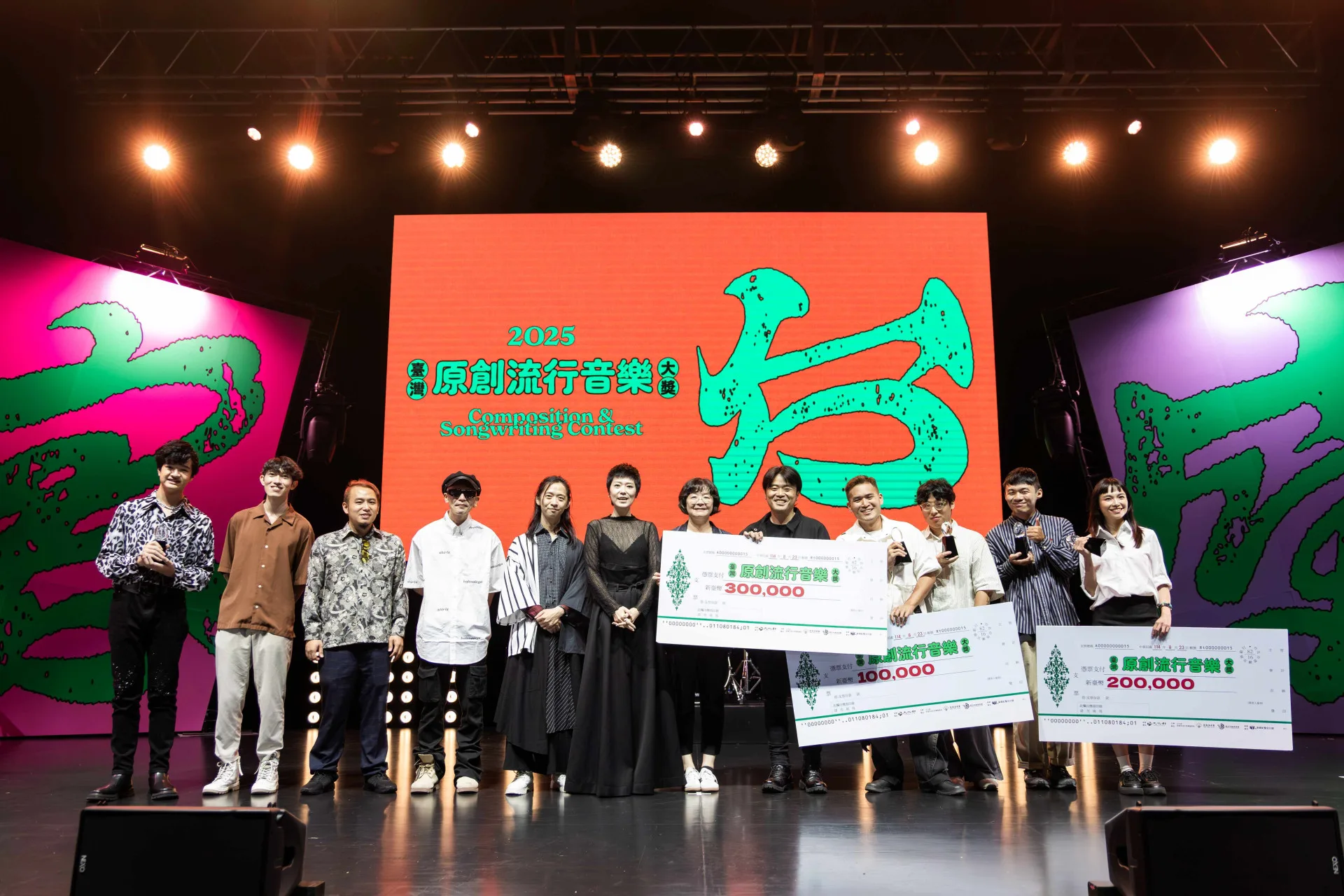 文化部常務次長徐宜君(右6)、評審曹雅雯(左6)與台語組獲獎者及入圍者合影。