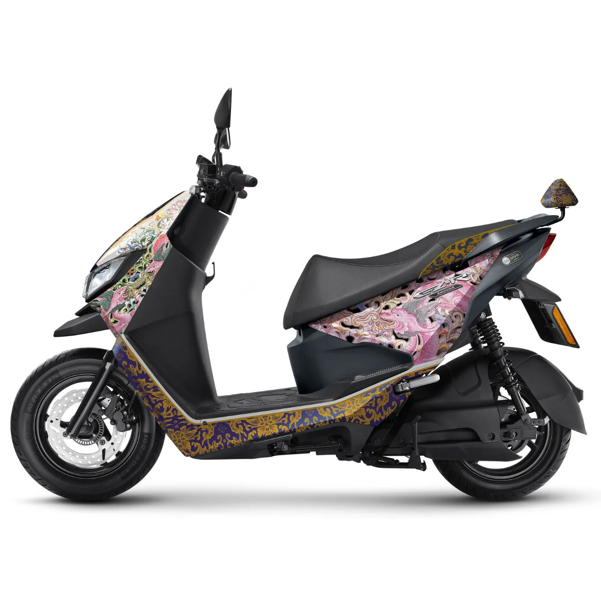 聯名電動機車,創意來自於故宮藏品「清 乾隆 洋彩玲瓏轉旋瓶」。翻攝故宮官網