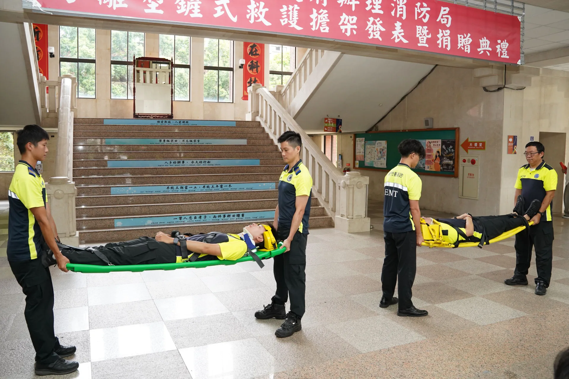 分離式鏟式擔架支撐及包覆性較好,相較傳統式擔架,搬運時較不會凹陷。