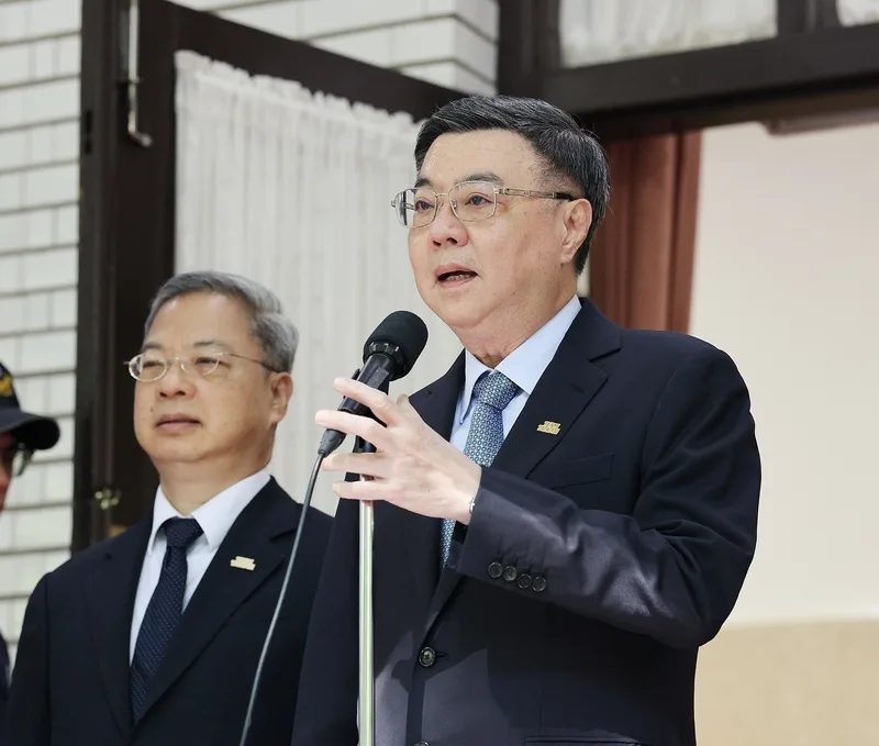 針對綠推中心副執行長涉嫌收受賄絡，卓榮泰（右）說，任何不法的行為，政府一定拿出鐵腕。中央社
