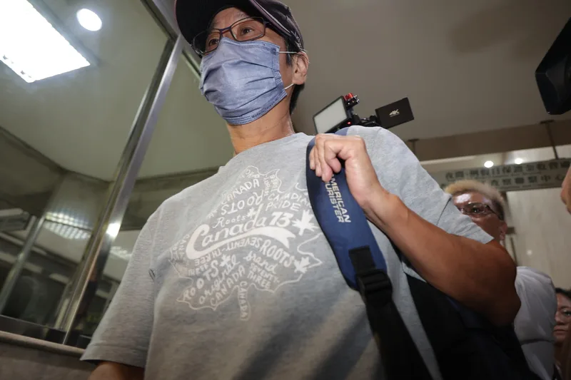北檢25日指揮調查局台北市調處，兵分3路搜索被告教練周台英（圖）住居所及辦公室並約談周台英，晚間11時將周台英移送北檢複訊，周台英面對鏡頭不發一語。中央社