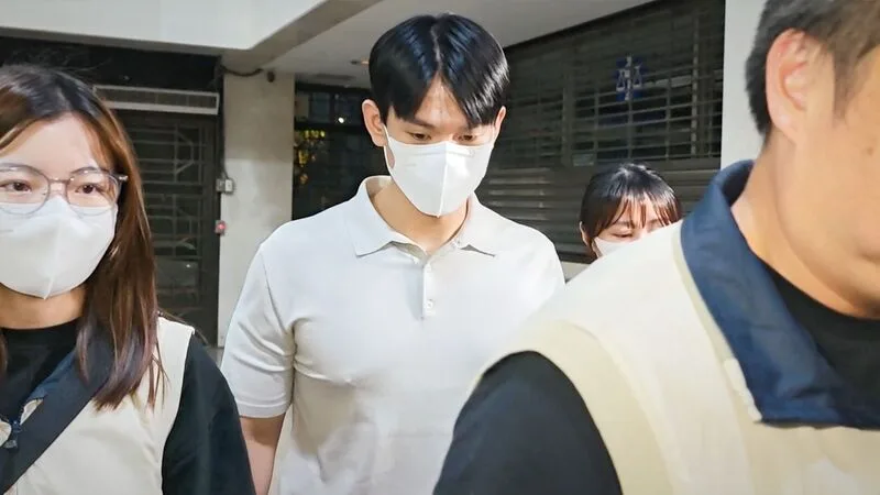 經濟部綠能科技產業推動中心前副執行長鄭亦麟（中）被控涉收受建商及綠能業者賄賂，台北地檢署發動搜索並約談到案，26日依貪污治罪條例等罪聲請羈押禁見。中央社