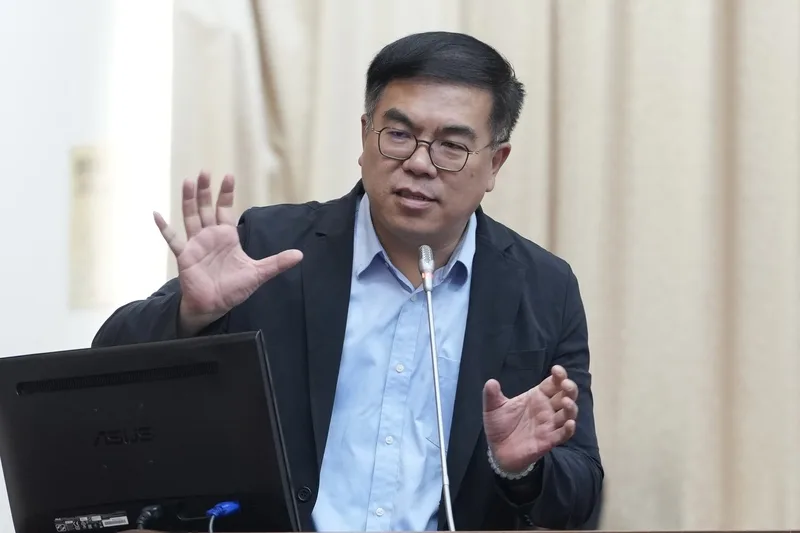 颱風丹娜絲致南部光電板毀損，還有部分未清理。環境部長彭啟明27日表示，廠商希望延到9月5日，環境部正在審核是否合理。中央社