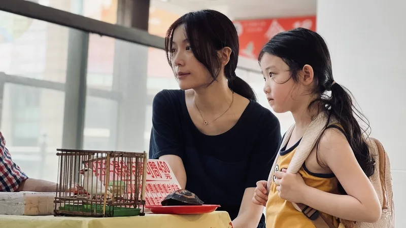 「左撇子女孩」入圍2025釜山影展主競賽單元,演員蔡淑臻(左)片中飾演單親媽媽,並跟童星葉子綺(右)有許多對手戲。光年映畫提供